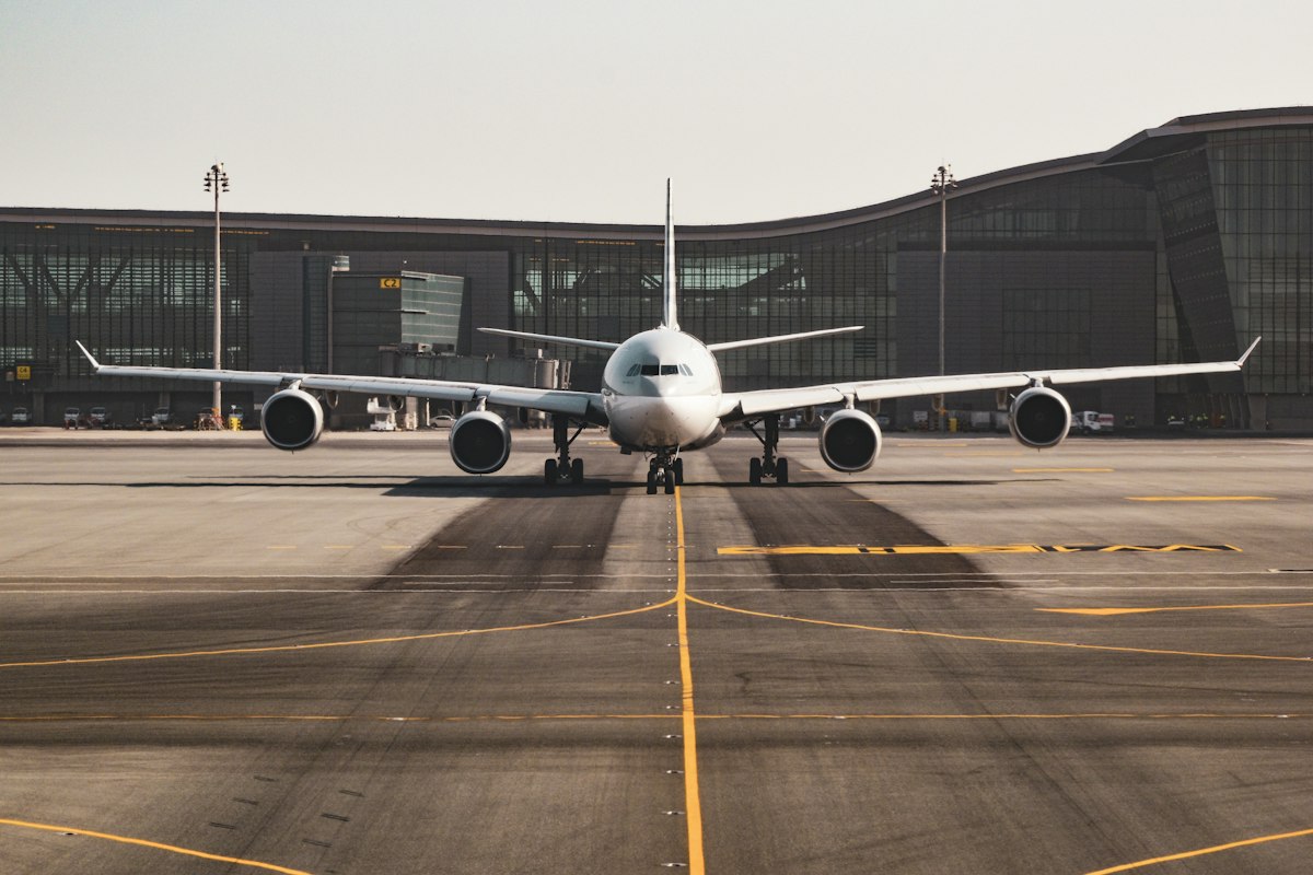 Pesawat kargo di apron bandara