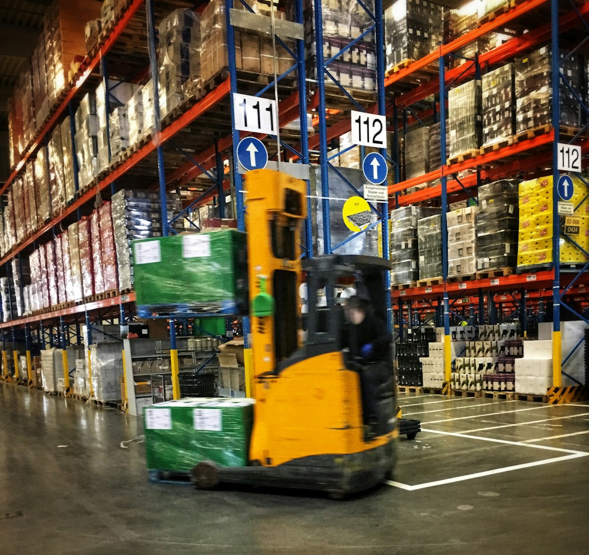 Forklift memindahkan pallet di gudang